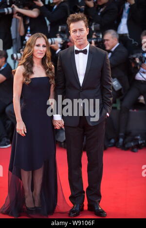 L'acteur américain Edward Norton, droite, et sa femme Shauna Robertson posent sur le tapis rouge pour la cérémonie d'ouverture du 71ème Festival du Film de Venise en Banque D'Images