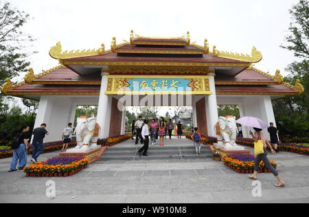 (190812) -- BEIJING, le 12 août 2019 (Xinhua) -- Les touristes visiter le jardin du Yunnan à l'Exposition Horticole Internationale de Beijing à Beijing, capitale de Chine, le 11 août, 2019. La province du Yunnan, situé dans le sud-ouest de la Chine, est très riche en biodiversité grâce à ses conditions naturelles avantageuses de l'abondance des montagnes du plateau et climats distincts. La couverture forestière dans le Yunnan a atteint 60,3 pour cent, et la province est connue comme "Animal Kingdom" et "végétal". Yunnan énoncés l'objectif de construire dans la plus belle province de Chine. Il a mis beaucoup d'efforts dans la promotin Banque D'Images