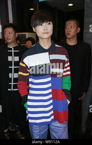 Chanteur chinois Li Yuchun, avant, est décrit comme elle arrive pour le monde de l'événement de mode Stella McCartney pour libérer les collections 2015 un discours prononcé Banque D'Images