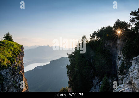 Vue depuis en direction de Niederhorn Le lac de Thoune avec une sunstar Banque D'Images