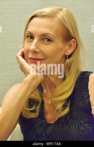 L'actrice et chanteuse allemande Ute Lemper pose au cours d'une conférence de presse pour la musique à l'été 2014 Air Festival, connu sous le nom de MISA 2014, à Shanghai, C Banque D'Images