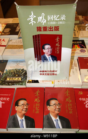 Des copies de la mémoire de l'ancien Premier ministre chinois Li Peng sont en vente à une librairie dans la ville de Wuhan, province de Hubei, Chine centrale 5 juillet 2014. L'un Banque D'Images