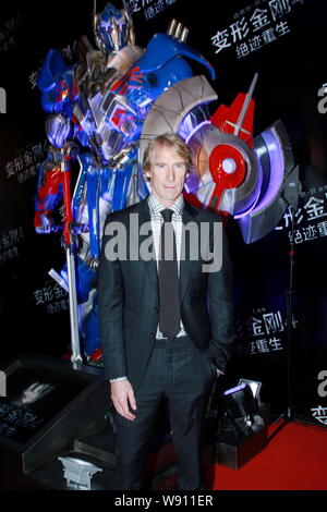 Réalisateur Michael Bay pose sur le tapis rouge pour la première mondiale de Beijing son nouveau film, Transformers : l'âge d'extinction, à Beijing, Chine, 2 Banque D'Images