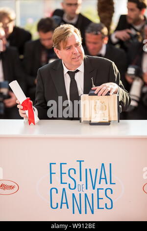 L'acteur anglais Timothy Spall pose avec sa Palme d'or après avoir remporté le prix du Meilleur Acteur pour son rôle dans le film, M. Turner, à la photocall o Banque D'Images