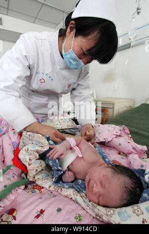 --FILE--une infirmière chinoise prend en charge un nouveau-né dans un hôpital du comté de Wenxian, province du Henan Chine centrale, le 31 janvier 2014. Un Jiangsu prop Banque D'Images