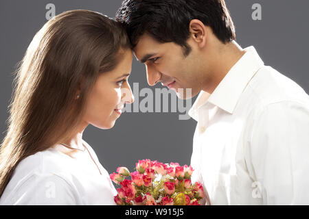 Young man giving bouquet de fleurs à sa femme Banque D'Images