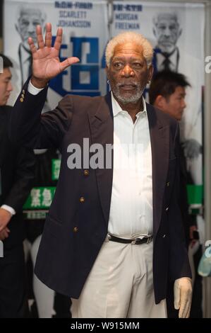 L'acteur américain Morgan Freeman vagues comme il arrive pour la première du film de Beijing "Lucy" à Beijing, Chine, 22 octobre 2014. Banque D'Images