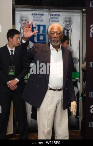 L'acteur américain Morgan Freeman vagues comme il arrive pour la première du film de Beijing "Lucy" à Beijing, Chine, 22 octobre 2014. Banque D'Images