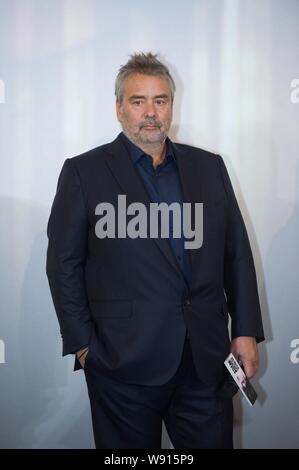 Le réalisateur français Luc Besson pose pendant les première du film "Lucy" à Beijing, Chine, 22 octobre 2014. Banque D'Images