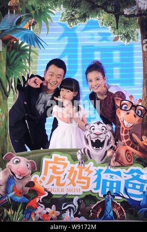 (De gauche) acteur chinois Tong Dawei, actrices Ji Zihan et Vicki Zhao Wei posent lors d'une conférence de presse pour lancer le tournage de leur nouvelle série TV Banque D'Images