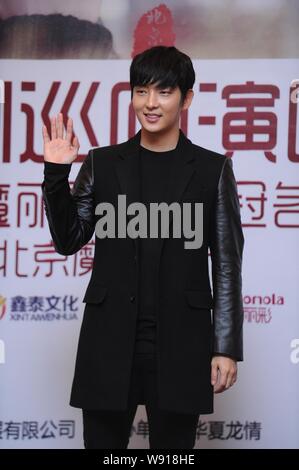 L'acteur sud-coréen Lee Joon-gi vagues durant une conférence de presse pour sa tournée asiatique concert à Beijing, Chine, 26 décembre 2014. Banque D'Images