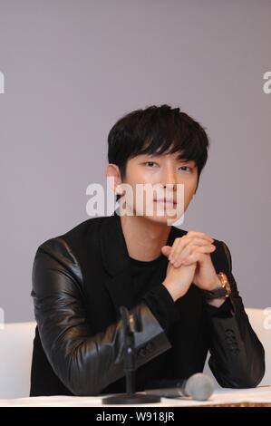 L'acteur sud-coréen Lee Joon-gi assiste à une conférence de presse pour sa tournée asiatique concert à Beijing, Chine, 26 décembre 2014. Banque D'Images