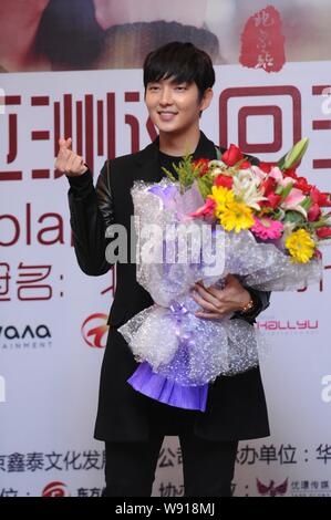 L'acteur sud-coréen Lee Joon-gi pose au cours d'une conférence de presse pour sa tournée asiatique concert à Beijing, Chine, 26 décembre 2014. Banque D'Images