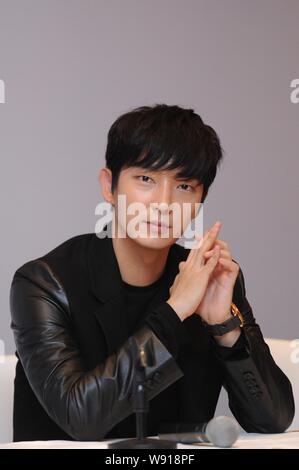 L'acteur sud-coréen Lee Joon-gi assiste à une conférence de presse pour sa tournée asiatique concert à Beijing, Chine, 26 décembre 2014. Banque D'Images