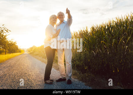 Senior couple bénéficiant d'une promenade du soir à la campagne Banque D'Images