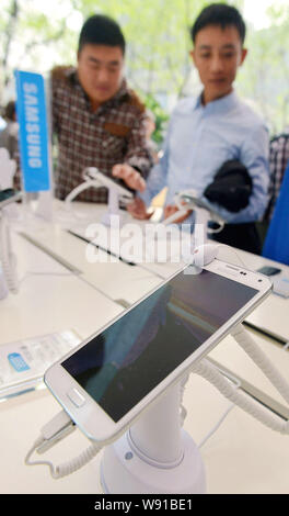 --FILE--Chinese clients acheter des smartphones Samsung Galaxy S5 dans un magasin du centre-ville de Hangzhou, province de Zhejiang, Chine de l'est le 11 avril 2014. Revenu à Sa Banque D'Images