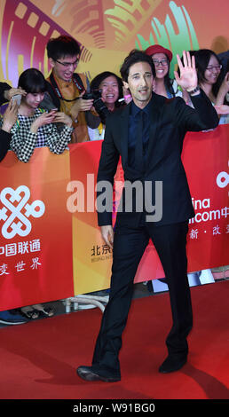 L'acteur américain Adrien Brody vagues comme il arrive sur le tapis rouge pour la cérémonie de clôture de la 4e Beijing International Film Awards à Beijing, Ch Banque D'Images