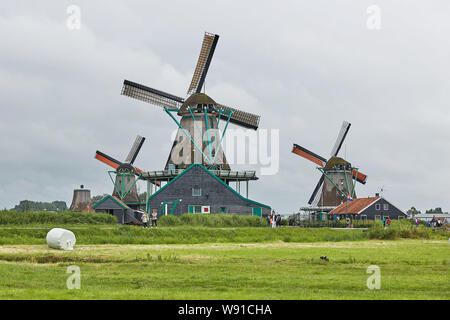 ZAANSE Schans, Pays-Bas - 01 juillet 2017 : Moulin ferme à Zaanse près d'Amsterdam en Hollande. Banque D'Images