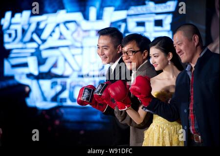 (De gauche) l'acteur chinois Liu Ye, Hong Kong Jackie Chan acteur, actrice chinoise Tian Jing Sheng Ding directeur et à poser une première pour leur nouveau movi Banque D'Images