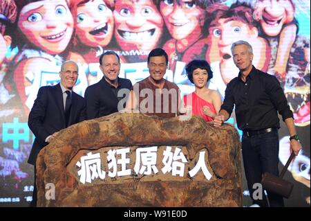 (De gauche) Jeffrey Katzenberg, PDG de DreamWorks SKG, directeur américain, Kirk De Micco, Hong Kong l'acteur Tony Leung, l'actrice et chanteuse taïwanaise Mavi Banque D'Images