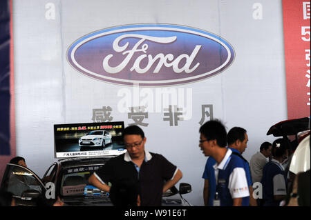 --FILE--visiteurs chinois regarder des voitures Ford au cours d'une auto show de Weifang city, province du Shandong, Chine de l'est 16 septembre 2012. Ford Motor Co. sai Banque D'Images