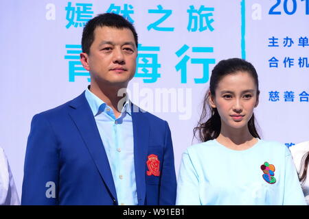 L'acteur chinois Li Yapeng, à gauche, et l'actrice de Hong Kong Angelababy assister à un événement promotionnel pour le sourire Angel Foundation à Beijing, Chine, 19 Août Banque D'Images