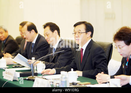 Gao Hucheng, deuxième à droite, ministre du Commerce de Chine, parle à côté de Wang Chao, troisième à droite, Vice-ministre du Commerce, lors d'une réunion à signer le G Banque D'Images