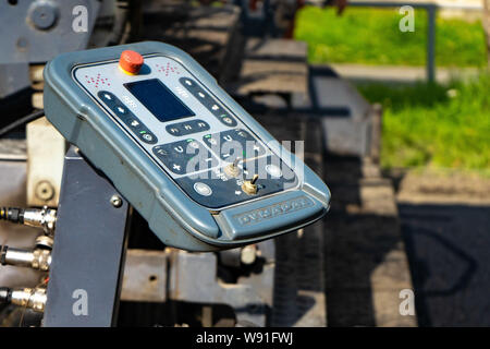 Région de Tcheliabinsk, Russie - août 2019. Le pavé de commande. La réparation des routes. Le pavage d'asphalte. La pose d'une nouvelle couche d'asphalte Banque D'Images