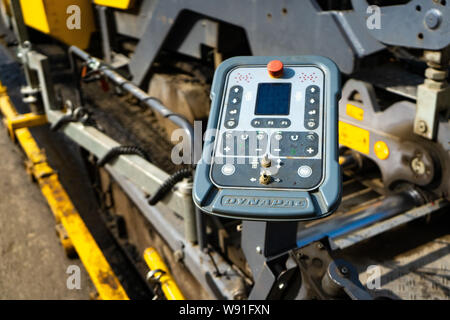 Région de Tcheliabinsk, Russie - août 2019. Le pavé de commande. La réparation des routes. Le pavage d'asphalte. La pose d'une nouvelle couche d'asphalte Banque D'Images