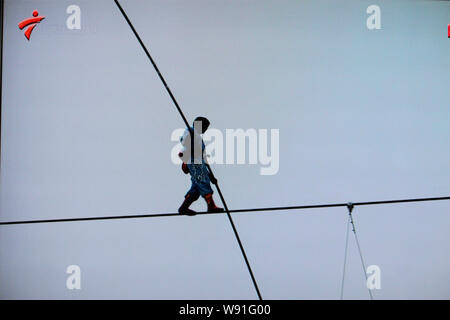 Dans ce plat grab, un des étudiants est Wuxors Adili photographié lors d'une tentative de marcher sur un 1 660 pieds de longueur de fil d'acier entre le Canton Tower et Ha Banque D'Images