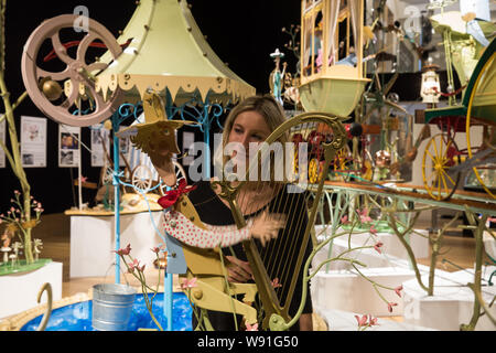 Londres, Royaume-Uni. Août 12, 2019. Un photocall a eu lieu à Bonhams pour l'extraordinaire sculpture cinétique : un après-midi tranquille dans le Cloud Cuckoo Valley par Rowland Emett, l'artiste britannique et de l'inventeur le plus célèbre pour sa voiture volante magique et l'illuminé des machines faites pour le film Chitty Chitty Bang Bang. Sur son écran jusqu'à la 3e septembre, quand il sera mis aux enchères. Credit : Keith Larby/Alamy Live News Banque D'Images