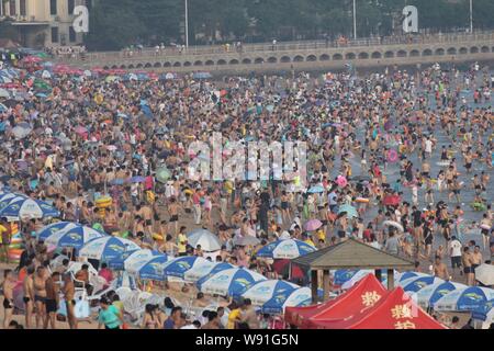 Surcharger les vacanciers Qingdao No.1 plage de baignade sur une chaude journée dans la ville de Qingdao, province du Shandong, Chine de l'Est, 3 août 2013. Citoyen local Banque D'Images