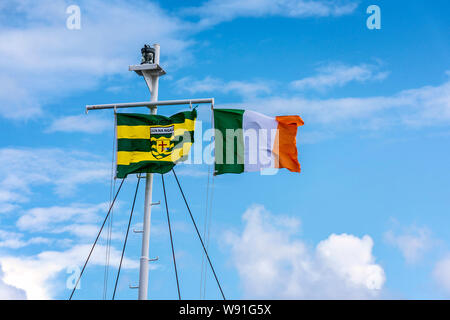 Burtonport, Comté de Donegal Irlande. 12 août 2019. Une journée venteuse sur la côte nord-ouest avec des vagues et des averses ensoleillées. Banque D'Images