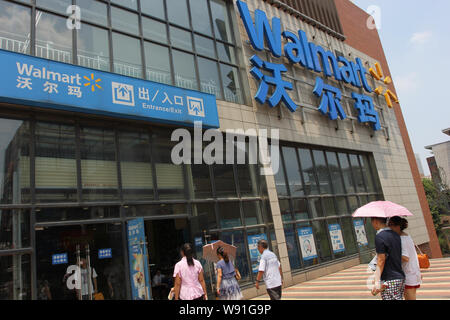 --FILE--acheteurs chinois entrer dans un supermarché Walmart à Wuhan, province de Hubei, Chine centrale 13 juillet 2013. Wal-Mart Stores Inc envisage makin Banque D'Images