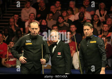 Mark Williams, de Galles, gauche, prépare une tournée pendant le match quart de snooker Masters contre son compatriote Matthew Stevens, droit, à Londres, Banque D'Images