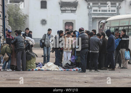 --FILE--extras chinois se rassemblent pour se préparer à une séance de tournage d'une série télévisée à Hengdian World Studios dans la ville de Dongyang Zhejiang Chine Moyen-Orient, provinc Banque D'Images