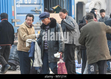 --FILE--Chinese extras mis sur les vêtements pour se préparer à une séance de tournage d'une série télévisée à Hengdian World Studios dans la ville de Dongyang Zhejiang, Chine de l'Est Banque D'Images