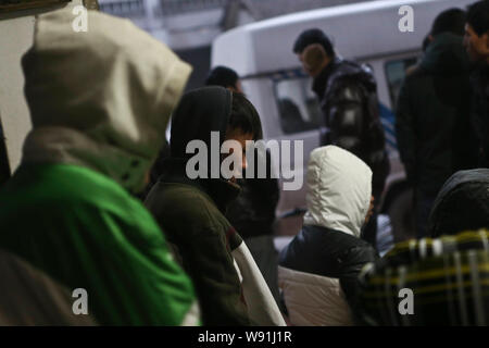 --FILE--Chinese extras attendre au filmage du site d'une série télé à Hengdian World Studios dans la ville de Dongyang, east Chines dans la province du Zhejiang, 12 Décembre Banque D'Images