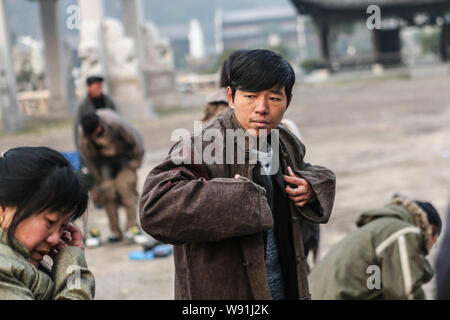 --FILE--Chinese extras mis sur les vêtements pour se préparer à une séance de tournage d'une série télévisée à Hengdian World Studios dans la ville de Dongyang Zhejiang, Chine de l'Est Banque D'Images