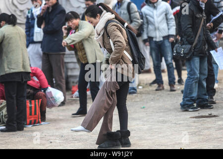 --FILE--Chinese extras mis sur les vêtements pour se préparer à une séance de tournage d'une série télévisée à Hengdian World Studios dans la ville de Dongyang Zhejiang, Chine de l'Est Banque D'Images