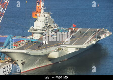 Chines premier porte-avions, le Liaoning, est vu à Dalian, au nord-est de port la province de Liaoning, Chine, 19 février 2013. Chines premier avion voiture Banque D'Images