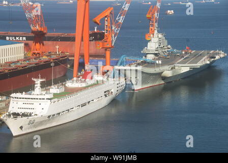 Chines premier porte-avions, le Liaoning, est vu à Dalian, au nord-est de port la province de Liaoning, Chine, 19 février 2013. Chines premier avion voiture Banque D'Images