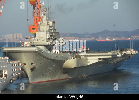 Chines premier porte-avions, le Liaoning, est vu à Dalian, au nord-est de port la province de Liaoning, Chine, 19 février 2013. Chines premier avion voiture Banque D'Images