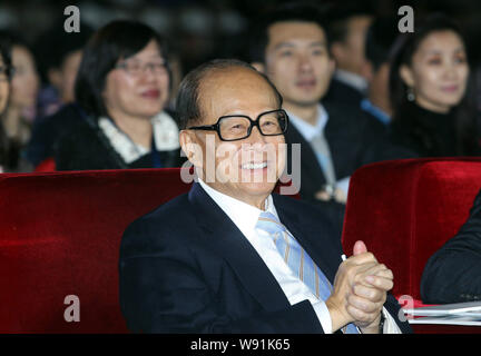 --FILE--Li Ka-shing, président de Cheung Kong (Holdings) Limited et président de Hutchison Whampoa Limited, de sourires pendant un événement à Beijing, Chine, 1 Banque D'Images