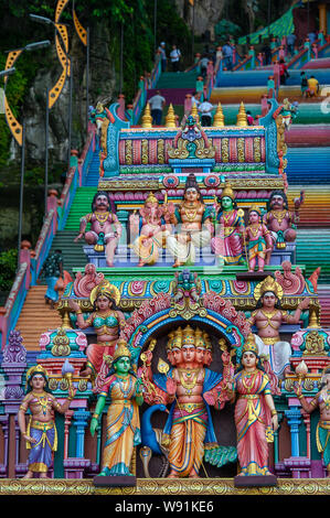 Statues hindoues colorés au Batu Caves, Kuala Lumpur, Malaisie Banque D'Images