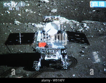 Ce plat grab de CCTV (Télévision centrale chinoise) prises le 15 décembre 2013 montre Chines premier moon rover Yutu, ou lapin de Jade, prise par l'appareil photo Banque D'Images