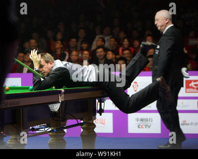 Joe Swail de l'Irlande du Nord réagit sur la table alors qu'il rivalise contre John Higgins, de l'Écosse dans leur premier match de la World Snooker 2013 Banque D'Images