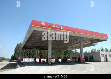 --FILE--une station d'essence de la CNPC (China National Petroleum Corporation), la société mère de PetroChina, est illustré à Anyang, Henan Chine centrale bauvin Banque D'Images