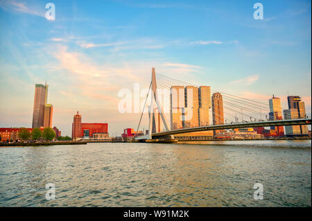 Une vue de l'Erasmusbrug (Erasmus Bridge) qui relie le nord et sud de Rotterdam, aux Pays-Bas. Banque D'Images