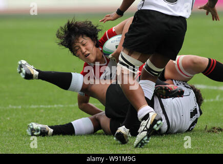 Les joueurs du Japon (rouge) et les Fidji (blanc) lors de leur match au cours de l'IRB Sevens 2013 Womens World Series dans la ville de Guangzhou, Chine du sud Guangdon Banque D'Images